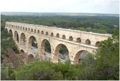 Le Pont du Gard, aqueduc romain. Dans toute la région de nombreux sites chalcolitique, gaulois, ..., des villages et des cités médievales réputées (Uzès, Aigues-Mortes, ...)